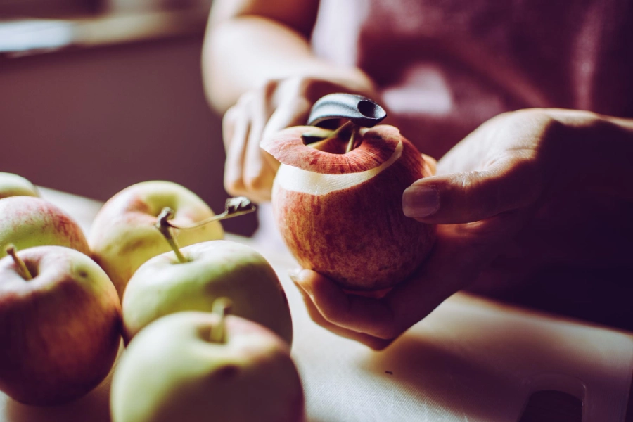 Fastenbrechen mit einen Apfel